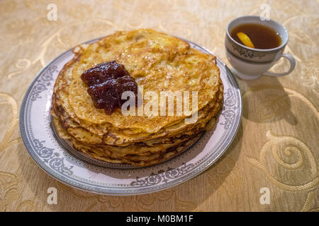 Einen Teller mit frisch zubereiteten Pfannkuchen Stockfoto