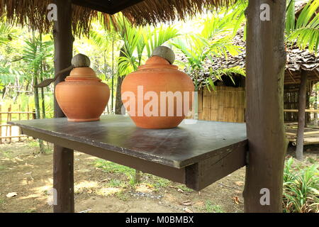 Irdenen Krug in den Garten, irdenen Wasserkrug, Garten Requisiten, Thailand traditionelle Wasser Gläser für Trinkwasser verwendet. Stockfoto