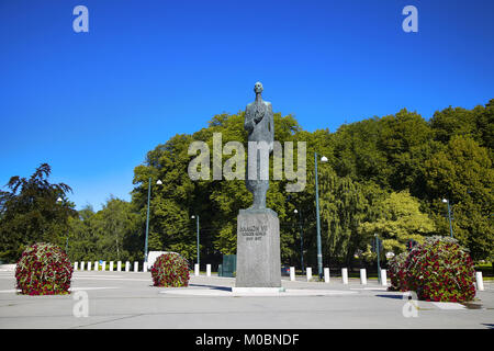 OSLO, Norwegen - 17. AUGUST 2016: die Statue von König Haakon VII. von Norwegen Norges konge 1905 - 1957 an der Henrik Ibsen gate in Oslo, Norwegen August Stockfoto