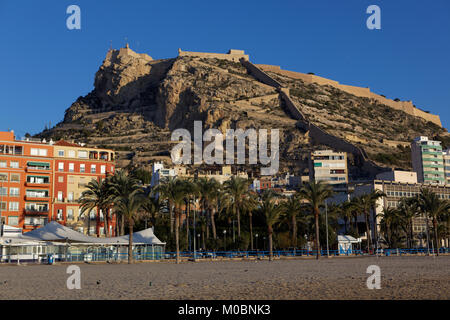 Alicante, Spanien - Januar 08, 2013: Blick auf die Burg Santa Barbara vom Strand. An den Hängen des Monte Benacantil, das Schloss in entstanden gelegen Stockfoto