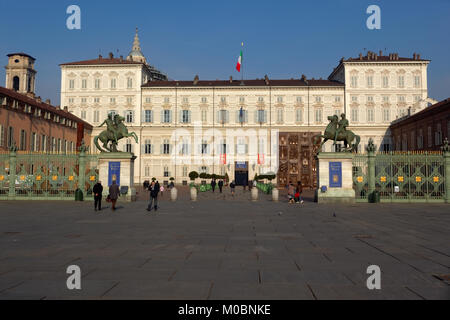 Turin, Italien - Januar 11, 2013: die Menschen vor dem Königlichen Palast. Dieser historische Palast des Hauses Savoyen war ursprünglich im 16 Cent gebaut Stockfoto