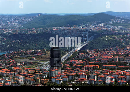 Istanbul, Türkei - 30. Juni 2012: Stadtbild mit Le Meridien Hotel Istanbul Etiler und Fatih Sultan Mehmet Brücke. 1988 fertig gestellt, ist war die Secon Stockfoto
