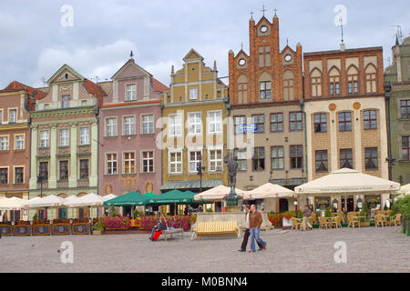 Poznan, Polen - 29. August 2006: Menschen auf dem Marktplatz in der Altstadt. Posen ist eine der ältesten Städte in Polen und war eine der am meisten Importa Stockfoto