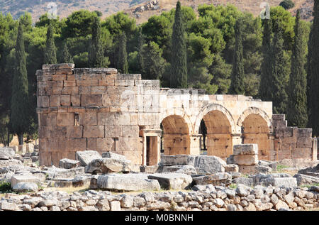 Pamukkale, Türkei - 18. August 2011: Domitian Tor der antiken Stadt Hierapolis. Seit 1988 ist die archäologische Stätte und in der Nähe Travertin terrac Stockfoto