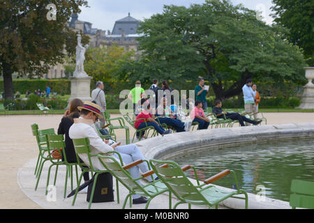 Paris, Frankreich - 12. September 2013: Menschen, die sich in der Nähe des Grand Bassin Rond im Tuilerien-Garten ausruhen. Stockfoto