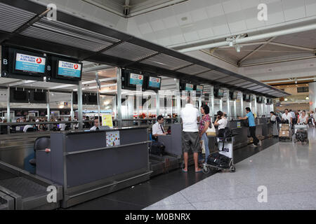 Istanbul, Türkei - 21 August, 2011: die Passagiere während der Check-in auf dem Flug von Turkish Airlines in den Flughafen Atatürk. Mit 247 Reiseziele, Th Stockfoto