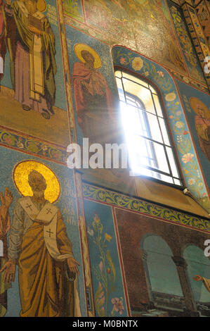 St. Petersburg, Russland - 30. Juni 2008: Sonnenstrahlen kommen durch das Fenster in der Kirche des Erlösers auf Blut. Stockfoto