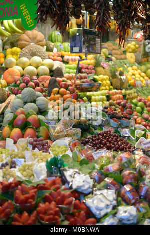 Barcelona, Spanien - 9. Januar 2013: Fülle der Früchte auf dem bauernmarkt Markt Mercat de Sant Josep de la Boqueria. Es ist das beliebteste der vielen Stockfoto