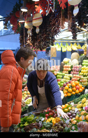 Barcelona, Spanien - 9. Januar 2013: Menschen auf dem bauernmarkt Markt Mercat de Sant Josep de la Boqueria. Es ist das beliebteste der vielen Märkte Stockfoto
