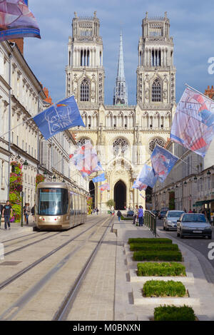 Orleans, Frankreich - September 10, 2013: Blick auf die Kathedrale von Orléans von der Rue Jeanne d'Arc von Flaggen dekoriert vor der jährlichen Fluss Boote Festival de Stockfoto