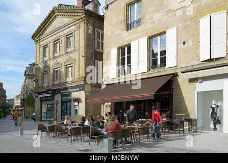 Brive-la-Gaillarde, Frankreich - 9. September 2013: Menschen, die sich im Restaurant La Panetiere auf dem Charles de Gaulle Platz ausruhen. Stockfoto