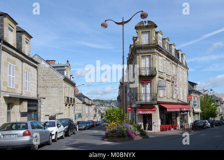 Brive-la-Gaillarde, Frankreich - 9. September 2013: Gebäude des Hotel du Progres an der Ecke der Avenue Jean Jaurès. In französischer Sprache der populären Kultur die Stadt i Stockfoto