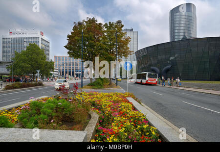 Dortmund, Deutschland - 07 September, 2013: Menschen auf der Konigswall Straße in der Nähe der Gebäude der Stadt- und Landesbibliothek. Nach der Eröffnung des neuen Gebäudes Stockfoto