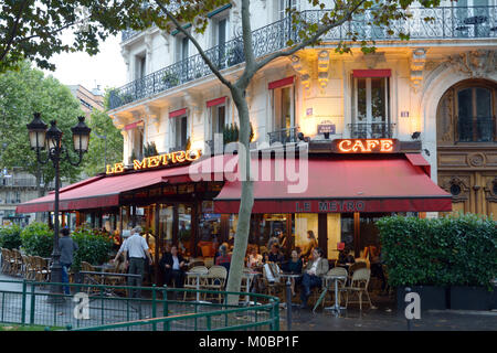 Paris, Frankreich, 13. September, 2013: Die Menschen in den zur Straße gelegenen Terrasse des Café Le Metro ruht. Auf der Place Maubert, das Cafe entfernt bieten die feinen Ser Stockfoto