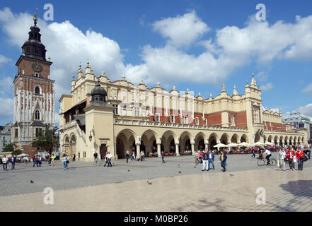 Krakau, Polen - 15. September 2013: Menschen auf dem Marktplatz in der Nähe von Sukiennice, Tuchhallen, und der Rathausturm. Die Tuchhallen war Stockfoto