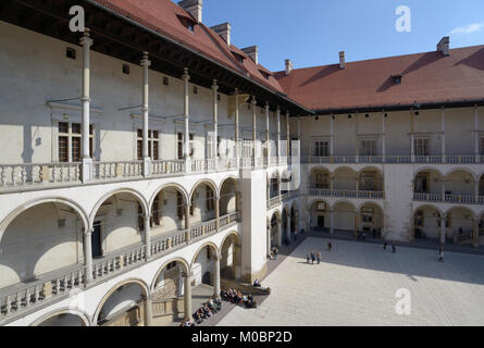 Krakau, Polen - 15. September 2013: Touristen in das Königsschloss Wawel. Im 16. Jahrhundert erbaut, heute ist die Burg das Museum und die Umgebung Stockfoto