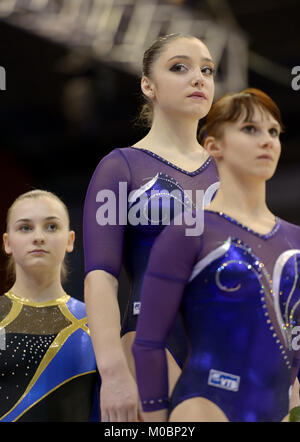 Kiew, Ukraine - März 30, 2013: Anna Dementieva (vorne), Aliya Mustafina (Mitte), die beide - Russland, und Kristina Sankova, Ukraine gewinnen internationale T Stockfoto