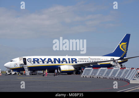 La Rochelle, Frankreich - Juni 24, 2013: Die Leute von der Ryanair Flugzeug auf dem Flughafen von La Rochelle, Frankreich Am 24. Juni 2013. Ryanair 8 durchführen Stockfoto