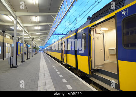 Venlo, Niederlande, 22. Juni 2013: der S-Bahn auf dem Bahnhof von Venlo, Niederlande am 22. Juni 2013. Holländische Züge sind im Großen und Ganzen pünktlich w Stockfoto