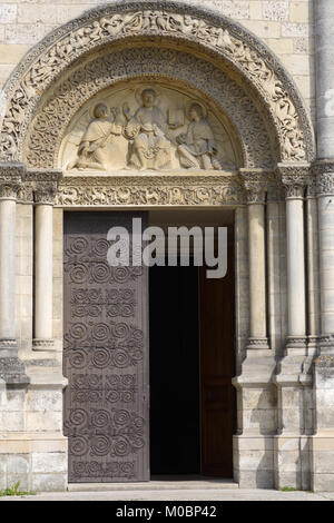 Straßburg, Frankreich, 26. Juni 2013: reich verzierten Eingang zur Kathedrale Saint-Pierre. Die Kirche ist ein Beispiel der romanischen Architektur und Skulptur und ist Stockfoto