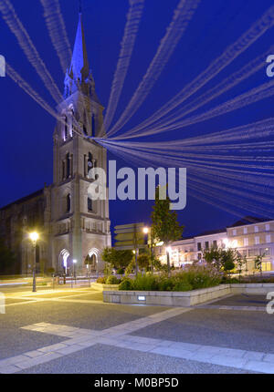 Bergerac, Frankreich - Juni 28, 2013: Nacht Blick auf die Kirche Notre Dame auf dem zentralen Platz. Die Kirche wurde von Paul Abadie im neogotischen Stil entworfen Stockfoto