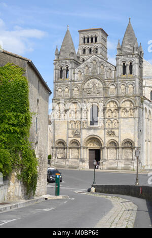 Straßburg, Frankreich, 26. Juni 2013: der Kathedrale Saint-Pierre in einem Sommertag. Die Kirche ist ein Beispiel der romanischen Architektur und Skulptur und ist Th Stockfoto