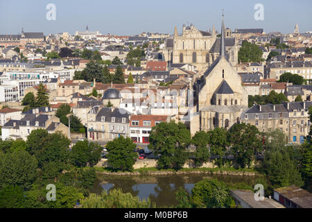 Poitiers, Frankreich - 26. Juni 2013: Blick auf die Stadt und Clain Fluss von der Kornett Straße. Die Stadt ist die Hauptstadt der Vienne Abteilung und auch o Stockfoto