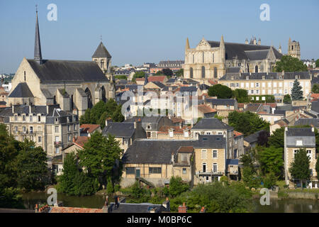 Poitiers, Frankreich - 26. Juni 2013: Blick auf die Stadt und Clain Fluss von der Kornett Straße. Die Stadt ist die Hauptstadt der Vienne Abteilung und auch o Stockfoto