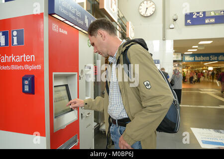 Dortmund, Deutschland - 22. Juni 2013: Fluggast ein Ticket kaufen im automatischen salepoint der Deutschen Bahn Die Deutsche Bahn hat am 22. Juni 2013 in Düsseldorf, Stockfoto