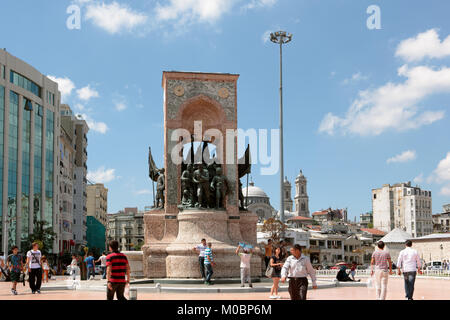 ISTANBUL, TÜRKEI - 30. JUNI: Menschen, die am 30. Juni 2012 in der Nähe des Republikdenkmals auf dem Taksim-Platz in Istanbul, Türkei, spazieren gehen. Stockfoto