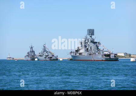 Sewastopol, Ukraine - 8. Mai 2013: Russische und Ukrainische Kriegsschiffe in der Bucht von Sewastopol, Krim, Ukraine am 8. Mai 2013 verankert. Schiffe vorbereiten Stockfoto