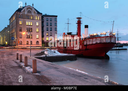 Helsinki, Finnland - 12. Januar 2012: Altes Feuerschiff Relandersgrund am Winterabend Stockfoto