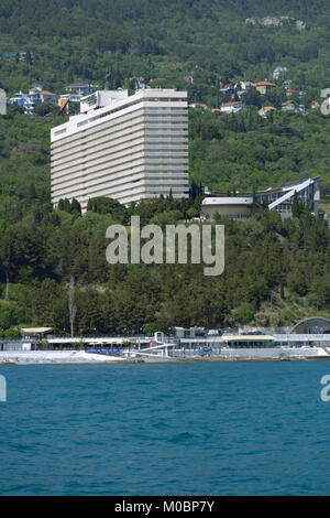 Jalta, Ukraine - 11. Mai 2013: Bau von Jalta hotel Jalta, Krim, Ukraine am 11. Mai 2013. Es gibt 1140 Zimmern, 3 Pools, 16 Konferen Stockfoto