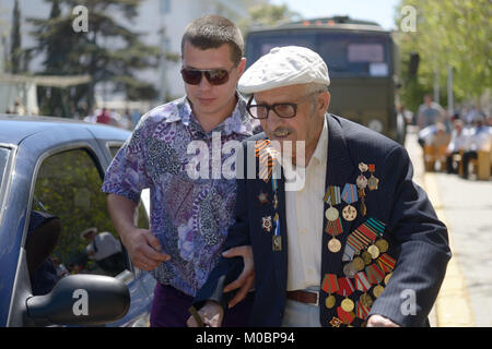 Sewastopol, Ukraine - 9. Mai 2013: Unbekannter Veteran nach der Militärparade zu Ehren des Sieges in Sewastopol, Krim, Ukraine am 9. Mai, 201 Stockfoto