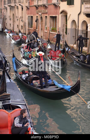 Venedig, Italien - Dezember 31, 2012: Voll Verkehr der Gondeln in Venedig, Italien am 31. Dezember 2012. Gondeln ist sehr beliebt unter den Touristen Transport Stockfoto