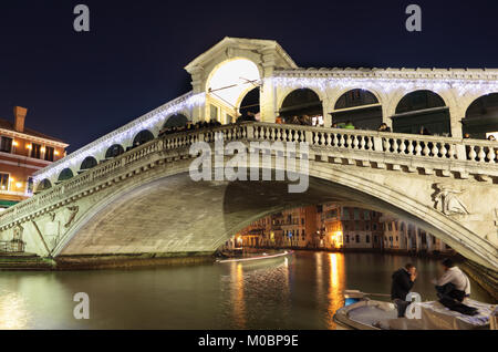 Venedig, Italien - 31.12.2012: Tourist auf der Rialtobrücke in Venedig, Italien am 31. Dezember 2012. Rialto Brücke ist die älteste Brücke über den Grand Ca Stockfoto