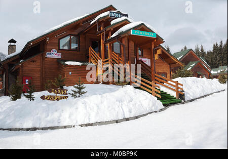 Bukovel, Ukraine - Februar 23, 2013: Bar Lounge in einem Holzhaus in Bukovel, Ukraine am 23. Februar 2013. Bukovel ist das populärste Skigebiet in Stockfoto