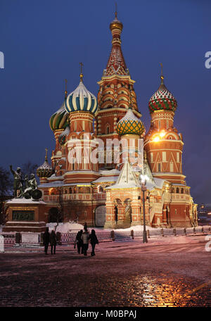 Moskau, Russland - 16. Januar 2013: Am 16. Januar 2013 gehen Menschen in der Nähe der Basilius-Kathedrale auf dem Roten Platz in Moskau, Russland. Stockfoto