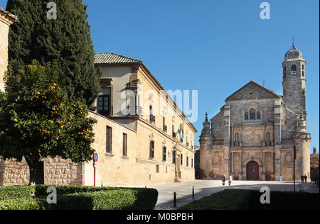 Ubeda, Spanien - 7. Januar 2013: Menschen auf der Vázquez de Molina Platz in Ubeda, Spanien am 7. Januar 2013. Das Parador Hotel im Zentrum von pucture Stockfoto