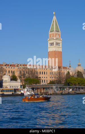 Venedig, Italien - Dezember 31, 2012: Wasser Taxi gegen St. Mark's Campanile in Venedig, Italien am 31. Dezember 2012. Wasser Taxi ist die beste Möglichkeit, um c Stockfoto