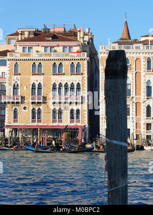 Venedig, Italien - Dezember 31, 2012: Gondeln Moor zum Hotel Bauer Palazzo in Venedig, Italien am 31. Dezember 2012. Eine Gondel ist der kleinste und die meisten mähne Stockfoto