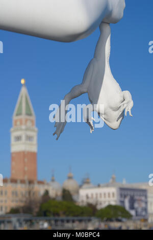 Venedig, Italien - Dezember 31, 2012: Skulptur Junge mit Frosch von Charles Ray in Venedig, Italien am 31. Dezember 2012. Die Statue wurde im 53. Veni installiert Stockfoto