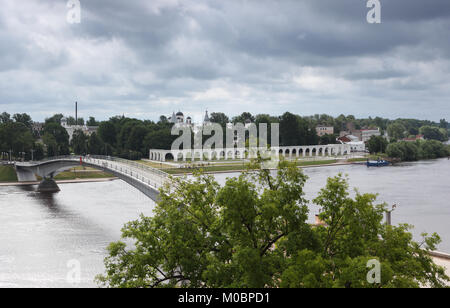 Veliky Nowgorod, Russland - 16. Juni 2011: Blick auf den Jaroslawschen Hof vom gegenüberliegenden Ufer des Flusses Volkhov. Stockfoto