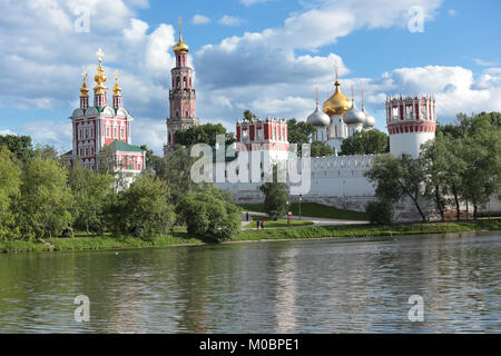 Moskau, Russland - Juni 4, 2012: die Menschen Spaziergänge rund um den Teich unter den Mauern des Neujungfrauenklosters in Moskau, Russland am 4. Juni 2012. Seit 2004 hat die Stockfoto