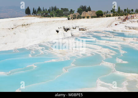 Pamukkale, Türkei - 18. August 2011: Massen von Touristen auf Travertin Terrassen von Pamukkale, Türkei am 18. August 2011 Stockfoto