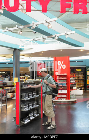 Istanbul, Türkei - 21 August 2011: Touristische wählt Zigaretten im Duty Free Shop im Flughafen Istanbul, Istanbul, Türkei am 21. August 2011 Stockfoto