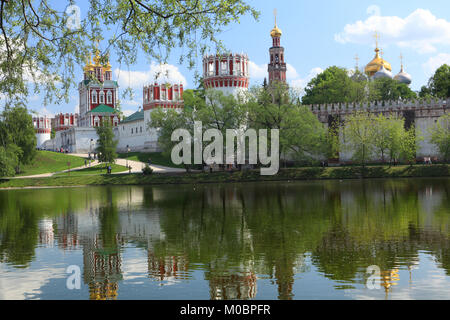 Moskau, Russland - 22. Mai 2011: Menschen Spaziergänge rund um den Teich unter den Mauern des Neujungfrauenklosters in Moskau, Russland am 22. Mai 2011. Seit 2004 hat die Stockfoto