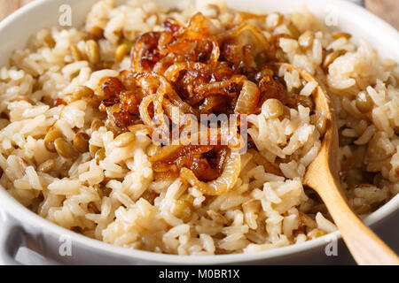 Arabische Lebensmittel: Mujaddara aus Reis und Linsen mit karamellisierten Zwiebeln close-up in eine Schüssel. Horizontale Stockfoto