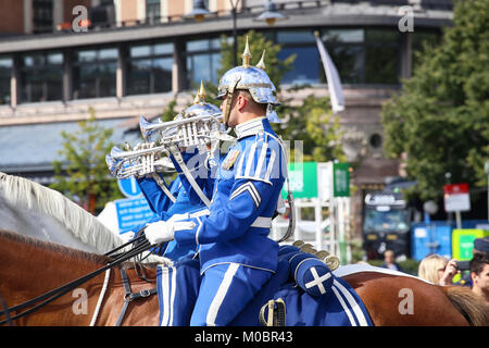 STOCKHOLM, Schweden - 20. August 2016: Schwedische Königliche Garde zu Pferd in blauen Uniformen in der täglichen Prozession auf Stromgatan Straße in Stockholm, Schweden Stockfoto