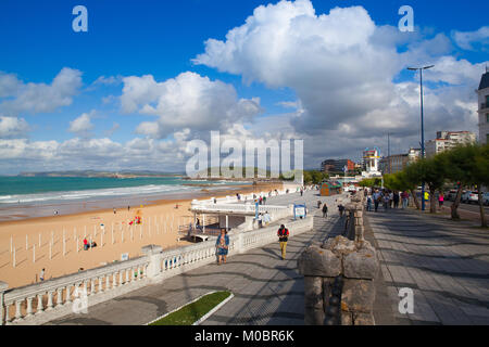 Santander, Spanien - 1. Juli 2017: El Sardinero Uferpromenade und Surfer Beach. El Sardinero ist ein beliebter Strand in die spanische Stadt San Stockfoto